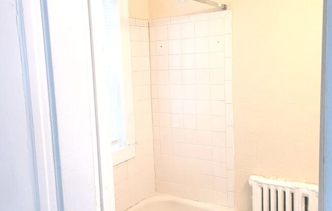 Studio, 1 bath, $700, Unit 11