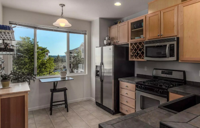 *2nd month of rent free!* Gorgeous Murrayhill Town Home in a community close to Shopping, Restaurants and Parks.