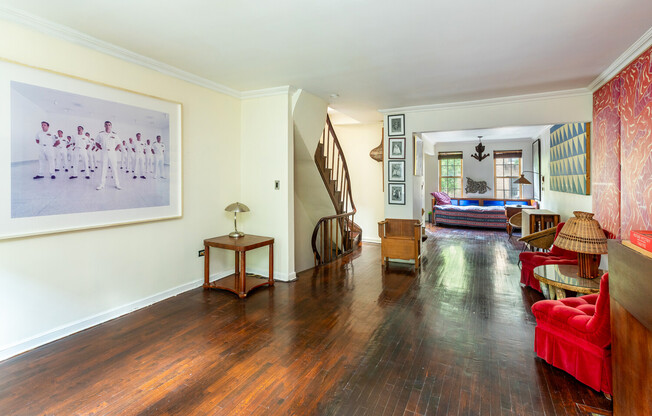 312 W 19 ST