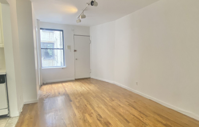 2 beds, 1 bath, $3,350, Unit 18