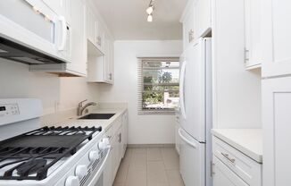 *OPEN HOUSE: 8/16 9-11AM* Beautiful 2 BR in La Jolla Village with Parking!