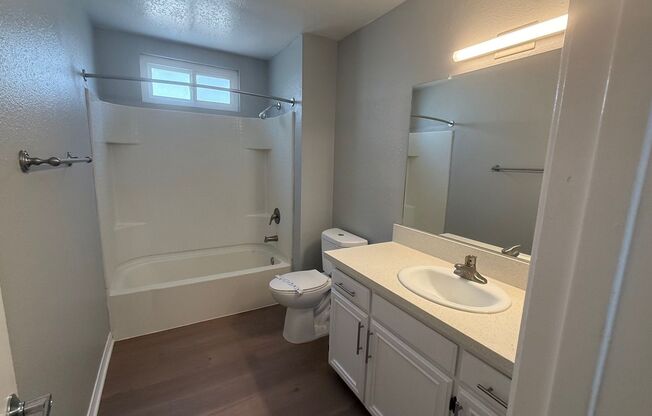 2 beds, 1 bath, 906 sqft, $2,850, Unit L1
