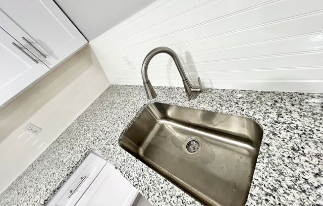 2 beds, 1 bath, $1,515, Unit 451 Frizzell Avenue Unit D R