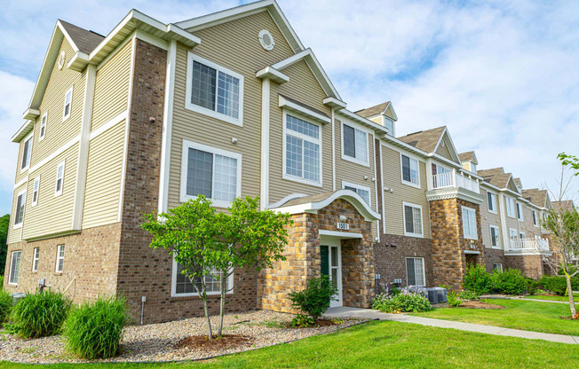 Exquisite Exterior Designs at Colonial Pointe at Fairview Apartments, Nebraska, 68123