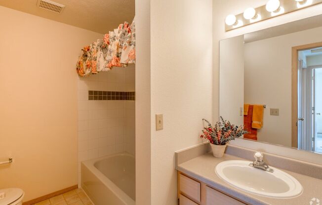 2 beds, 1 bath, 902 sqft, $1,165, Unit 126