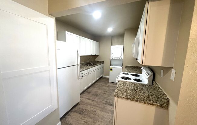 2 beds, 1 bath, 660 sqft, $750, Unit B