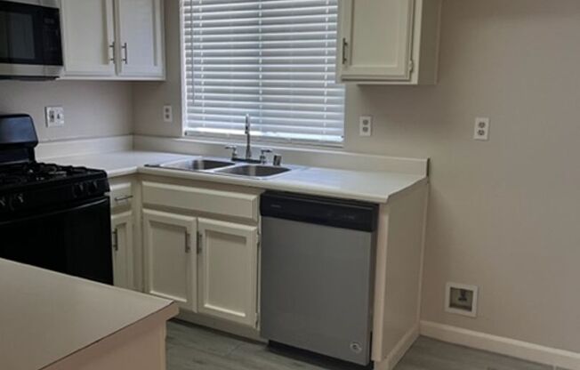 2 beds, 2 baths, 975 sqft, $1,675, Unit 817-60