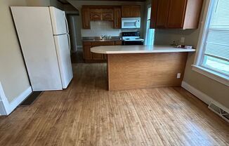 2 beds, 1 bath, $950, Unit 201