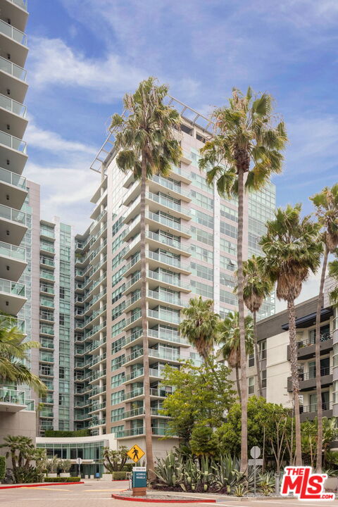 1 bed, 1 bath, 814 sqft, $4,250, Unit 415