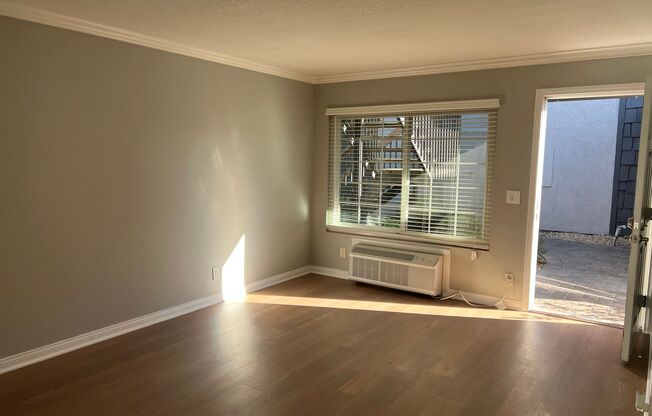 2 beds, 1 bath, 850 sqft, $2,810, Unit C-7