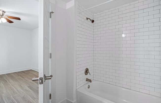 1 bed, 1 bath, 694 sqft, $957, Unit 4