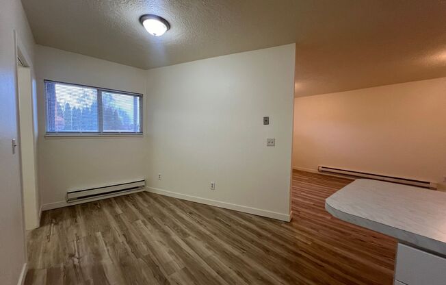 2 beds, 1 bath, $925, Unit 5033 Hawthorne # 6