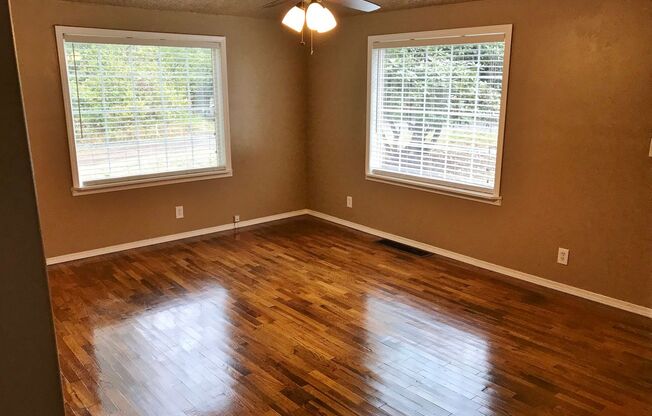 Charming 3 Bedroom Cottage Located in SW Portland, Close to Shopping and Restaurants