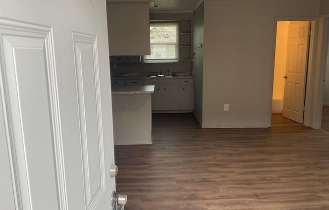 3 beds, 1 bath, 800 sqft, $875, Unit 304 E Park Apt C