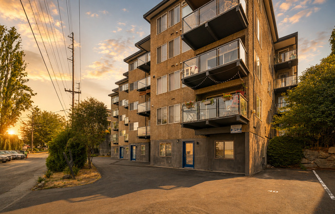 3 beds, 2 baths, 930 sqft, $3,545, Unit 407