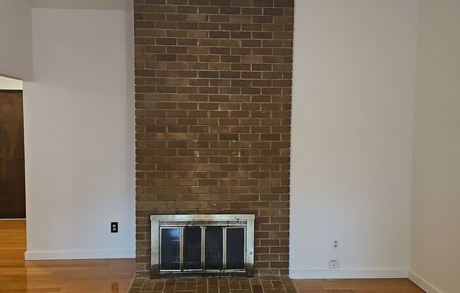 Federal Way Rambler home - 4 bedrooms, 2 baths, 2 car garage with wood floors throughout!  Available NOW!