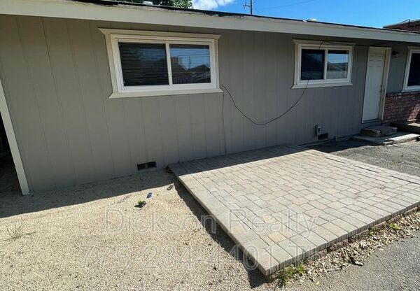 2 beds, 1 bath, 800 sqft, $1,600