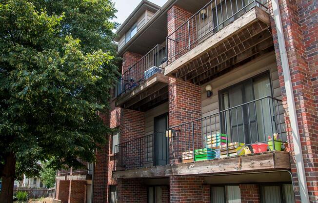 side exterior with balcony at Packard House Apartments in Lincoln Nebraska
