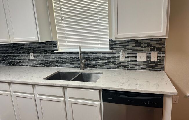 Modern 3/BR 2.5/BA Home with Stylish Kitchen & Cozy Fireplace