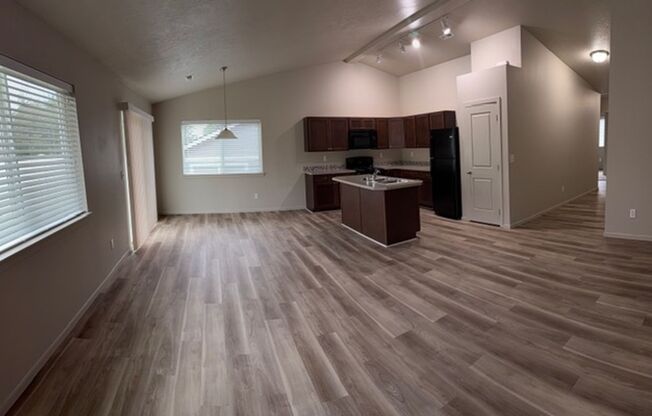 $1,795 / 3br - 1450ft2 - ►► STUNNING 3Bd 2Ba Valley Duplex w/FREE YARD CARE #1601◄◄ (Spokane Valley)