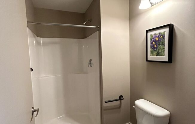 3 beds, 2 baths, 1,371 sqft, $2,100, Unit Apt. 201