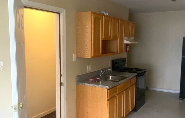 2 beds, 1 bath, 700 sqft, $990, Unit Unit 1