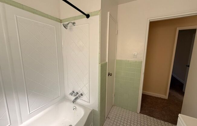 1 bed, 1 bath, 610 sqft, $995, Unit R201