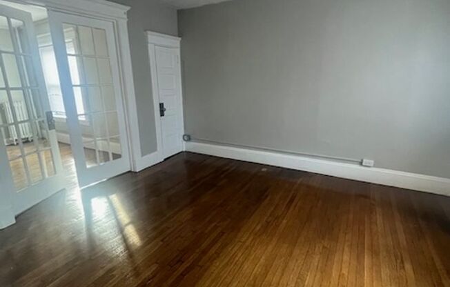 3 beds, 1 bath, $1,800, Unit 92 Woodside Unit #1L