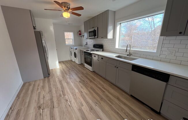 2 beds, 1 bath, $1,695, Unit #A