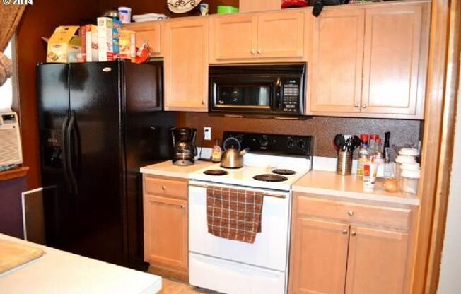 Bright Beaverton Townhome with Spacious Living Areas, Decorative Fireplace & Functional Kitchen