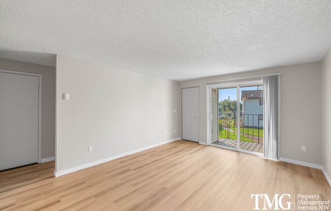 3 beds, 1 bath, 943 sqft, $1,550, Unit 37