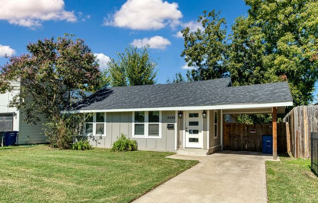 Available Now! Beautiful 4 Bedroom Home in Dallas!