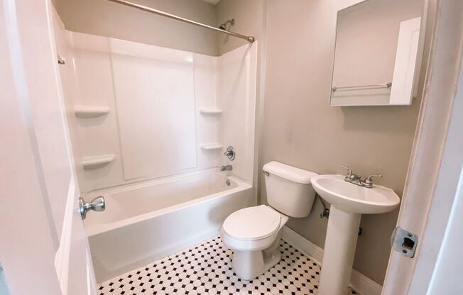 Studio, 1 bath, 390 sqft, $950, Unit 2309 Baronne #205