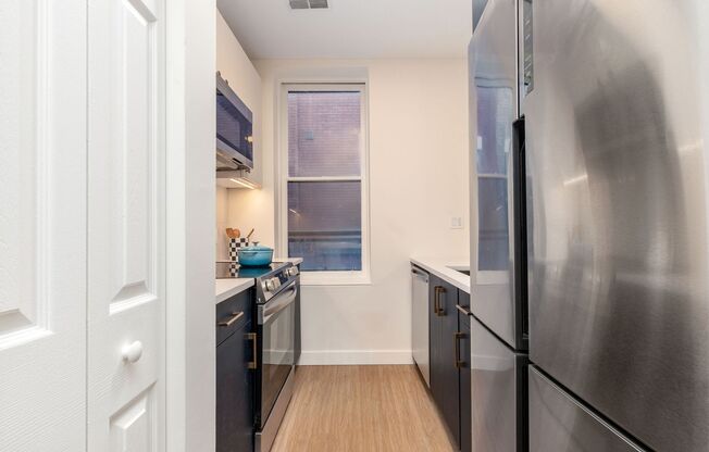 2 beds, 1 bath, 729 sqft, $2,016, Unit A-302