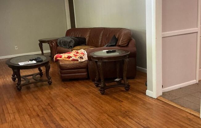 3 bedroom 2 bathroom house conveniently located in Athens
