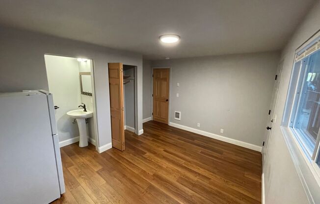 1 bed, 1 bath, $725, Unit 474 E 14th Alley #13-The Cedars