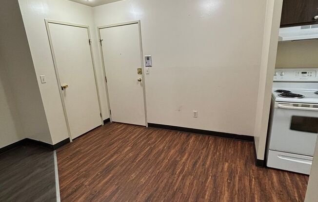1 bed, 1 bath, 700 sqft, $899, Unit Lovers Lane-219