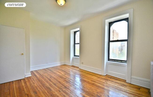 526 W 123 ST
