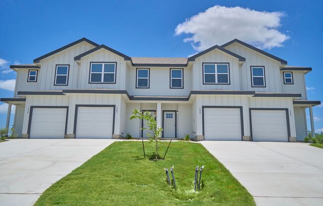 Hunters Ranch Beauty! 3 Bedroom 2 1/2 Bath Townhome