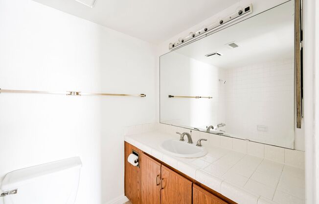 LOCATION! LOCATION! LOCATION! 2 bed 2 bath near UNLV & Las Vegas Strip!