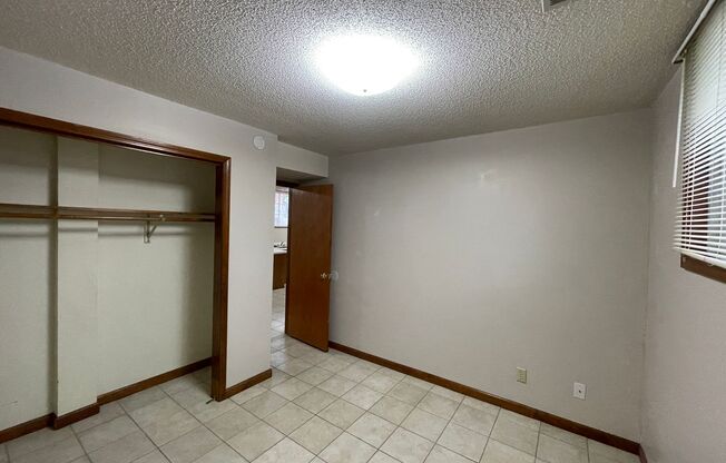 3 beds, 2 baths, $950, Unit C