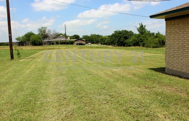 Cute 2/1 Duplex in Waxahachie For Rent!