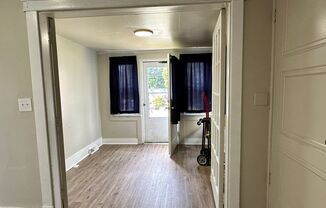 2 beds, 1 bath, 740 sqft, $950