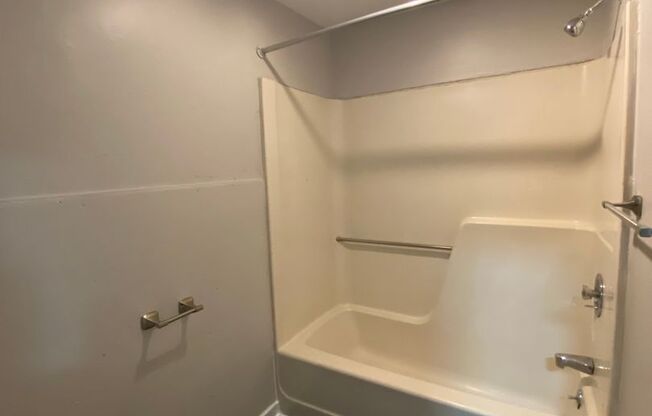 2 beds, 1 bath, $1,325, Unit 601 Manor