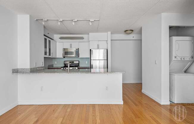 1 bed, 1 bath, 704 sqft, $5,300, Unit N5E