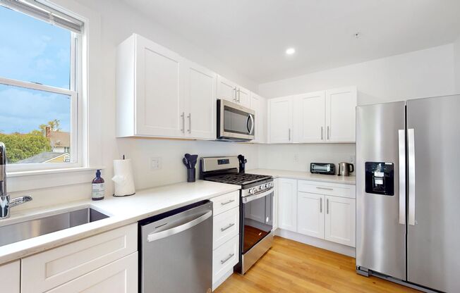 6 beds, 4 baths, $1,700, Unit 659 South Street Apt 1 - C