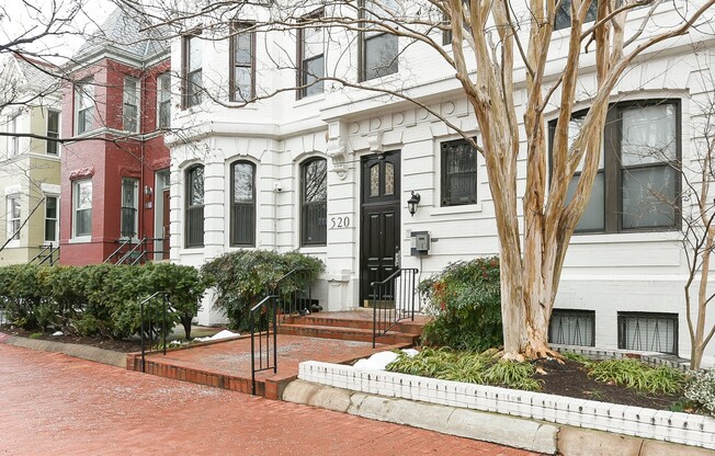 Elegant 2 Bedroom In Capitol Hill, Hardwood Floors And In-Unit Washer/Dryer