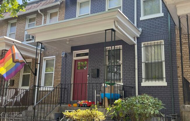 Rad Rowhome Right Near Stadium-Armory Metro!