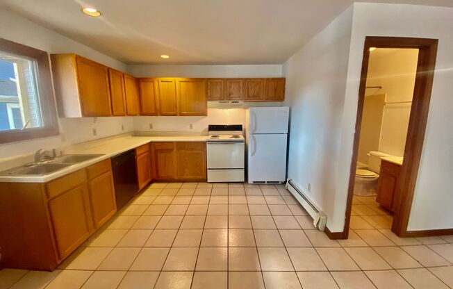 3 beds, 1 bath, $1,550, Unit 6