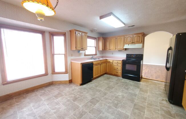 3 beds, 2 baths, $1,600